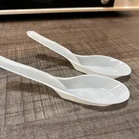 プラスチック削減政策の一環として、飲食物販売時に使い捨て食器を無料で提供することが禁止され、各品目の料金は1元以上に設定されている。(写真/梁溶珈撮影) プラスチック削減政策の一環として、飲食物販売時に使い捨て食器を無料で提供することが禁止され、各品目の料金は1元以上に設定されている。(写真/梁溶珈撮影)