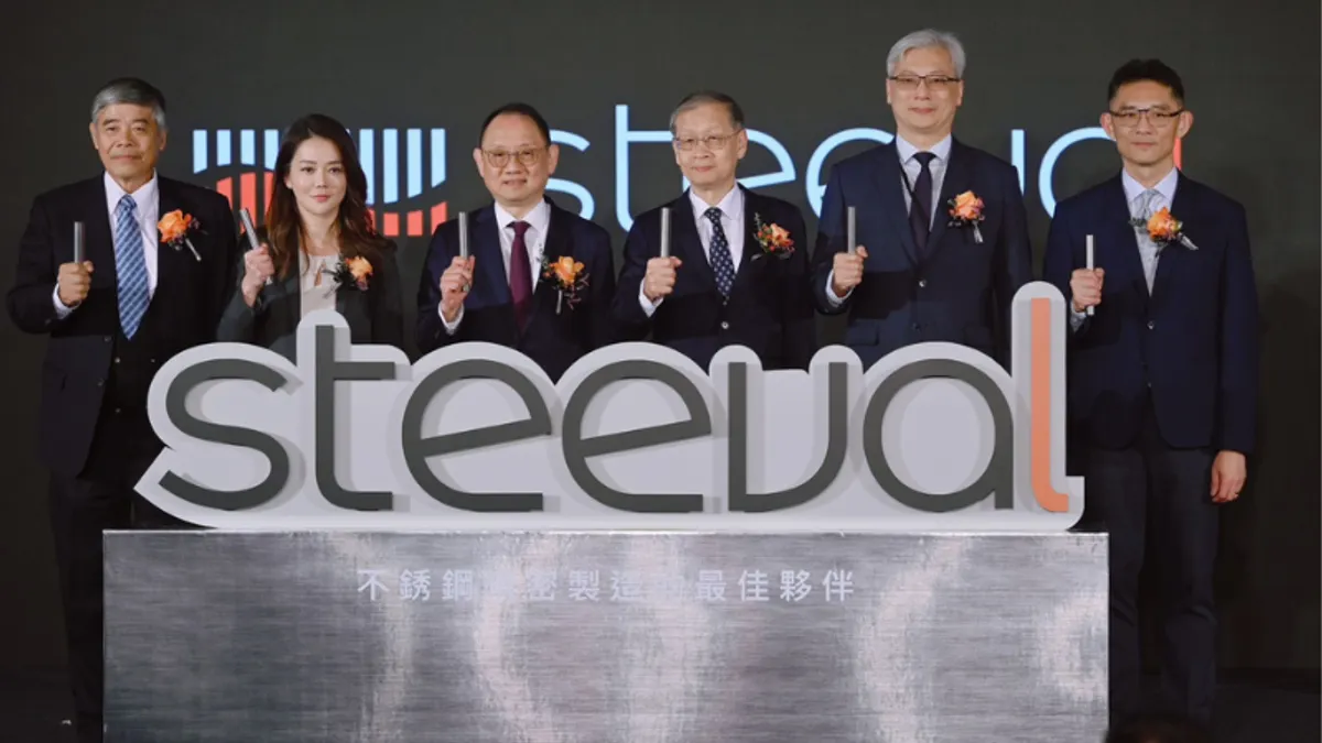 (左起)華新麗華不銹鋼事業群陳忠勳總經理、華新麗華企業策略暨供應鏈管理組織何心怡總經理、華新麗華焦佑倫董事長、華新麗華王錫欽副董事長、經濟部產發署鄒宇新。(圖/華新麗華提供) (左起)華新麗華不銹鋼事業群陳忠勳總經理、華新麗華企業策略暨供應鏈管理組織何心怡總經理、華新麗華焦佑倫董事長、華新麗華王錫欽副董事長、經濟部產發署鄒宇新。(圖/華新麗華提供)