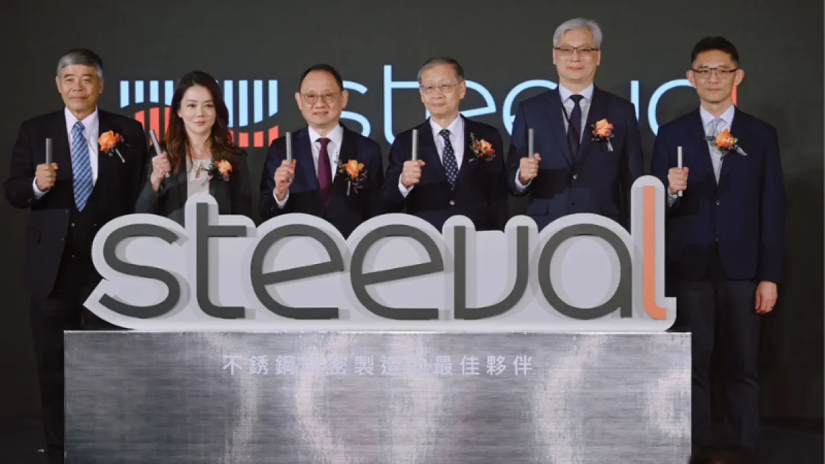 (左起)華新麗華不銹鋼事業群陳忠勳總經理、華新麗華企業策略暨供應鏈管理組織何心怡總經理、華新麗華焦佑倫董事長、華新麗華王錫欽副董事長、經濟部產發署鄒宇新。(圖/華新麗華提供)