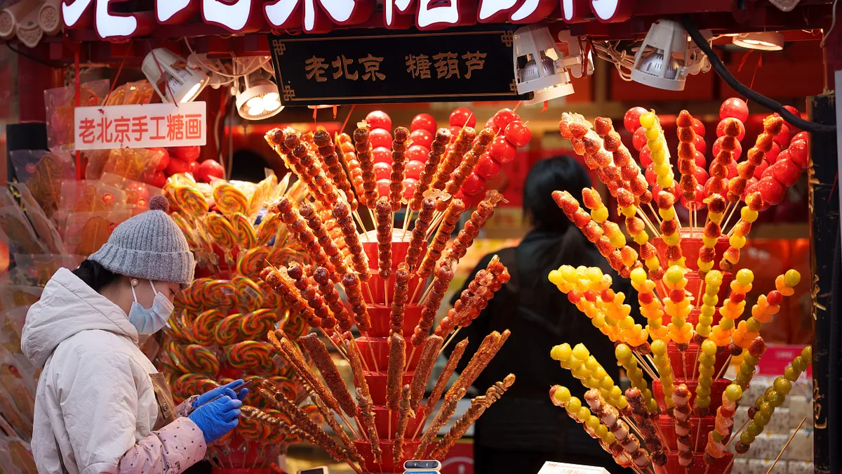 作者認為,陸委會「假旅遊、真統戰」的解讀,除了過度政治化,更低估台灣民眾的智慧。(資料照,美聯社)