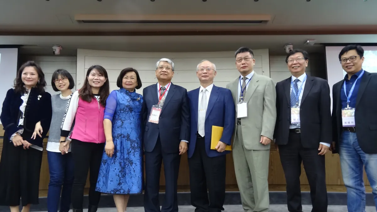 由左至右,雄大會王家荺主委、講者黃毓瑩博士、輔英科大校友總會李雅靜理事長、徐麗月榮譽理事長、雄大會陳建宏理事長、衛生局黃志中局長、新時代長照協會陳雅光理事長、輔英科大顧志遠校長、葉耀宗主任。(圖/輔英科大提供)