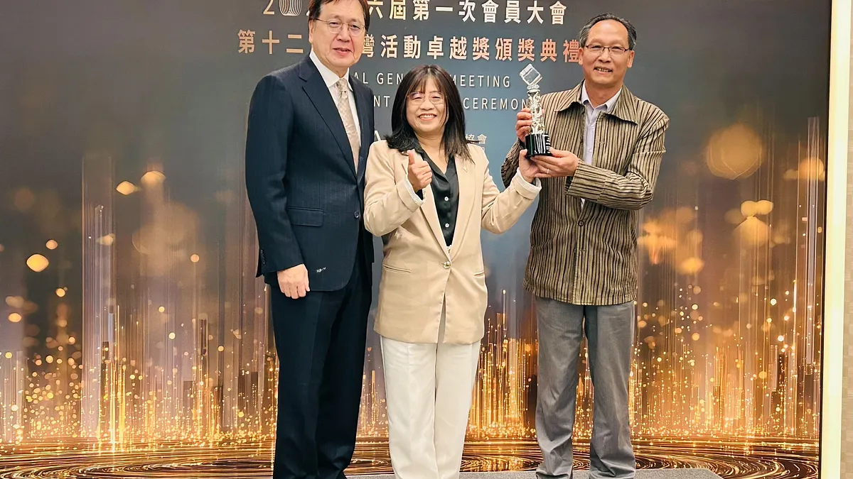 中市觀旅局長陳美秀代表領獎。(圖/台中市政府) 中市觀旅局長陳美秀代表領獎。(圖/台中市政府)