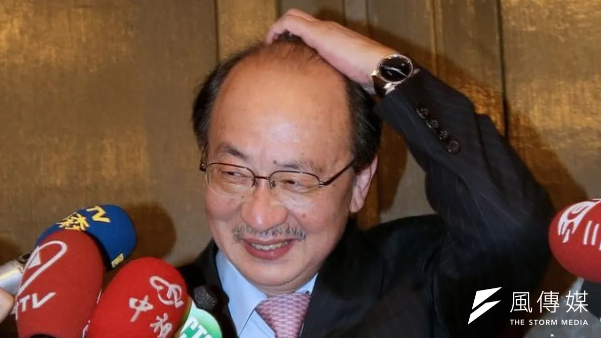 學運落幕後,民進黨主席蘇貞昌退出爭取連任,改革聲浪傳到民進黨立院黨團,首當其衝就是萬年總召柯建銘。圖為柯建銘出席民進黨團大會後接受媒體訪問。(吳逸驊攝)