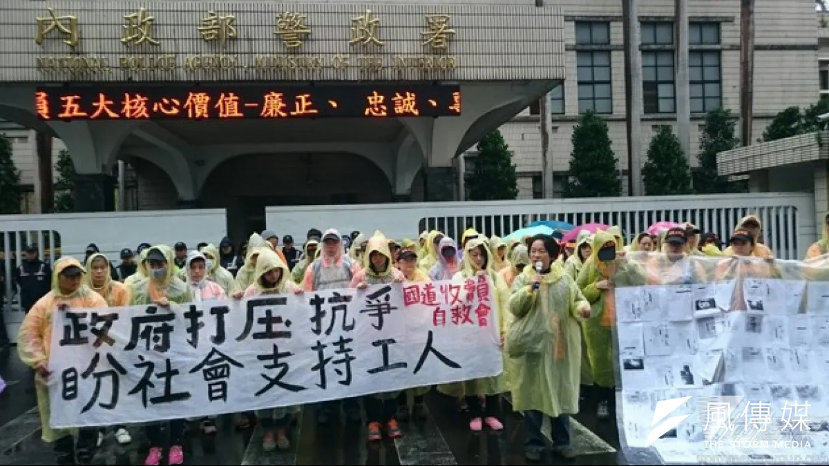 自救會同時宣布行動升級,將在本月20日率領自救會成員與全國關廠工人連線,於國民黨中央黨部前展開為期8天的絕食抗爭。(林瑋豐攝)