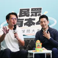 民進党の台北市長候補、沈伯洋氏(前列右)が、再選を目指す国民党の蒋万安市長(左から2人目)を追い上げている。(中央通信社) 民進党の台北市長候補、沈伯洋氏(前列右)が、再選を目指す国民党の蒋万安市長(左から2人目)を追い上げている。(中央通信社)