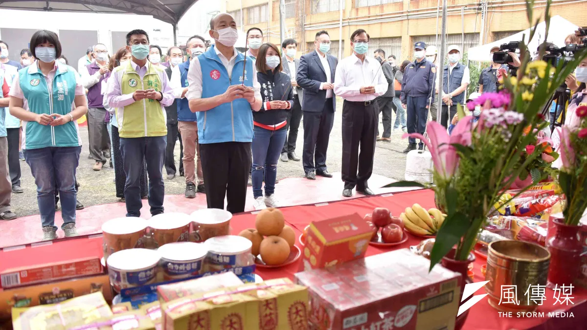 高雄市鐵路地下化園道開闢工程舉行動土典禮,市長韓國瑜率領市府工務團隊 祈求工程順利,讓高雄再次蛻變。(圖/徐炳文攝)