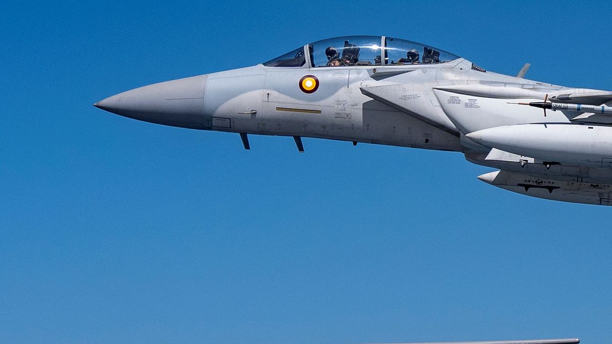 カタール空軍が最新鋭のF-15QA戦闘機を派遣し、空軍一号を護衛。(AP通信) カタール空軍が最新鋭のF-15QA戦闘機を派遣し、空軍一号を護衛。(AP通信)