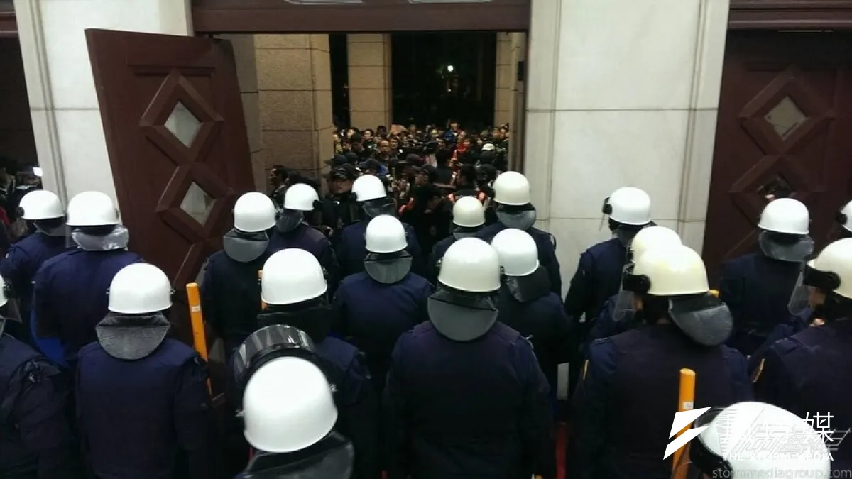 反服貿學生攻佔行政院,當局24日凌晨出動鎮暴警察強制驅離。(余志偉攝)