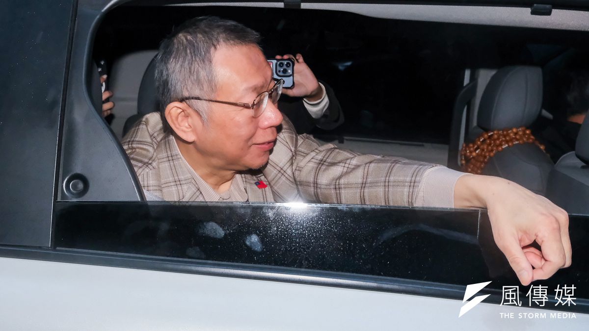 民眾黨原主席柯文哲1日出席民眾黨在台玻大樓召開的擴大中央委員會議,並於離開時與民眾黨支持者打招呼。(劉偉宏攝) 民眾黨原主席柯文哲1日出席民眾黨在台玻大樓召開的擴大中央委員會議,並於離開時與民眾黨支持者打招呼。(劉偉宏攝)