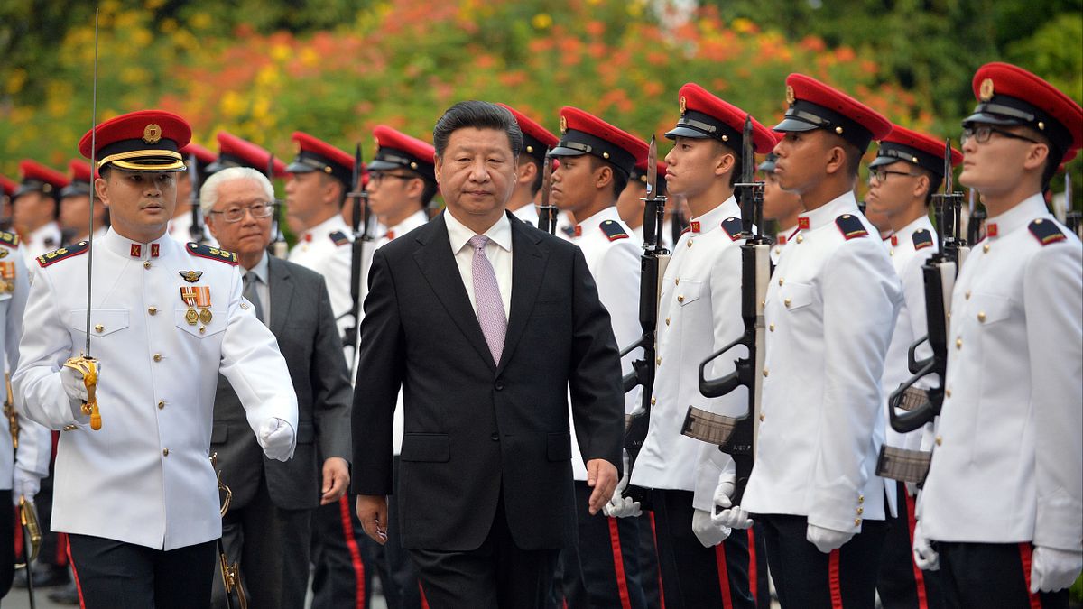 習近平6日訪問新加坡,檢閱儀隊。(美聯社) 習近平6日訪問新加坡,檢閱儀隊。(美聯社)