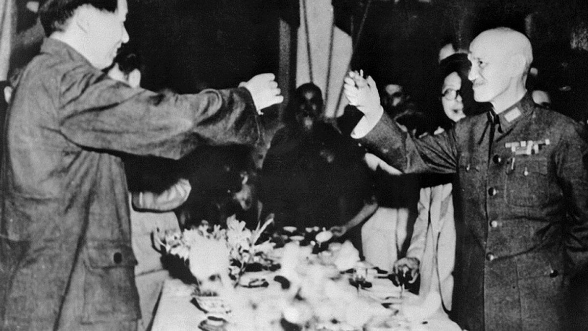 談重慶判期間,蔣中正與毛澤東舉杯共慶抗日勝利。(維基百科) 談重慶判期間,蔣中正與毛澤東舉杯共慶抗日勝利。(維基百科)