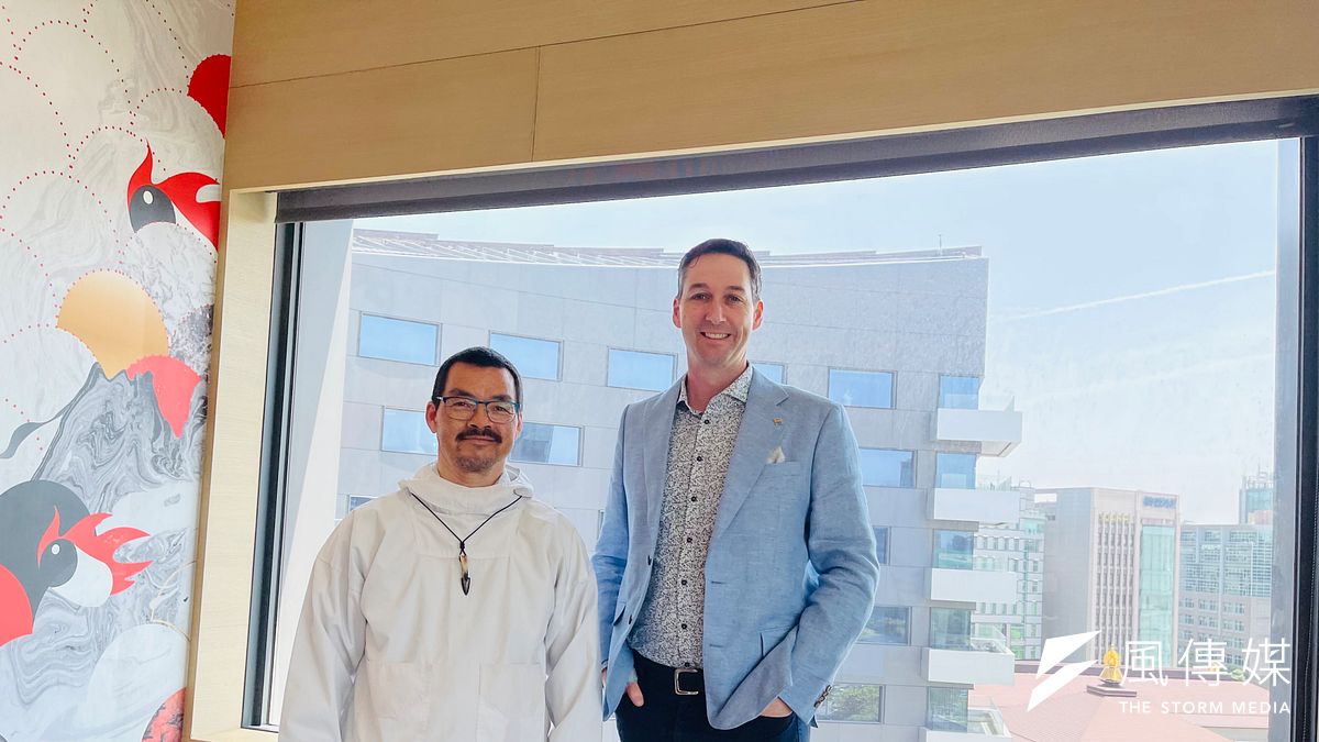 筆者認為,格陵蘭冰川加速融化,讓因紐特人陷入生存危機,也恐導致台灣沿海城市未來被淹。川普欲掌控格陵蘭,卻反對氣候行動,暴露國際對氣候危機的冷漠與矛盾。圖為丹麥氣候變遷學者William Colgan(右)、因紐特獵人Olennguaq(左)。(謝錦芳攝) 筆者認為,格陵蘭冰川加速融化,讓因紐特人陷入生存危機,也恐導致台灣沿海城市未來被淹。川普欲掌控格陵蘭,卻反對氣候行動,暴露國際對氣候危機的冷漠與矛盾。圖為丹麥氣候變遷學者William Colgan(右)、因紐特獵人Olennguaq(左)。(謝錦芳攝)