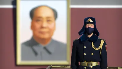 天安門廣場的武警與毛澤東肖像。(美聯社)