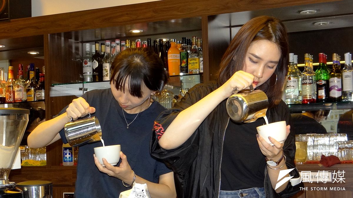 高雄市府勞工局訓練就業中心委託正修教育基金會開辦「咖啡茶飲就業職能養成班」職訓課程,篩選出30位待業民眾接受密集培訓。(圖/徐炳文攝) 高雄市府勞工局訓練就業中心委託正修教育基金會開辦「咖啡茶飲就業職能養成班」職訓課程,篩選出30位待業民眾接受密集培訓。(圖/徐炳文攝)