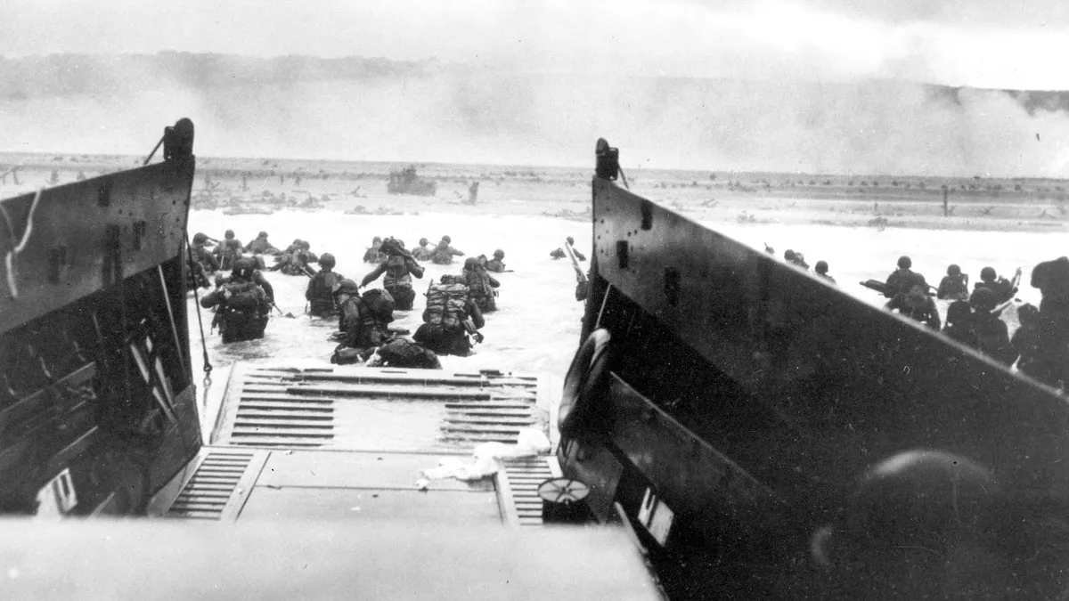 1944年諾曼第登陸戰,從登陸艇看向前方登陸的美軍。(AP) 1944年諾曼第登陸戰,從登陸艇看向前方登陸的美軍。(AP)