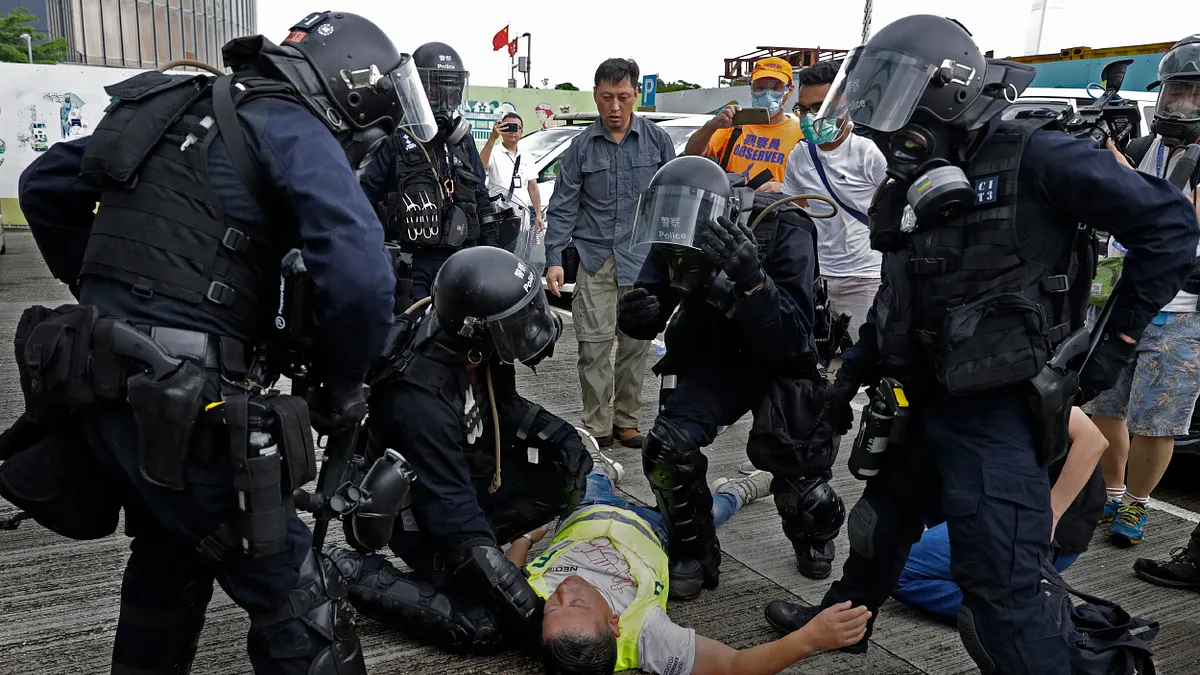2019年6月12日,香港「反送中行動」引爆警民衝突,港警鐵腕鎮壓示威群眾(AP)