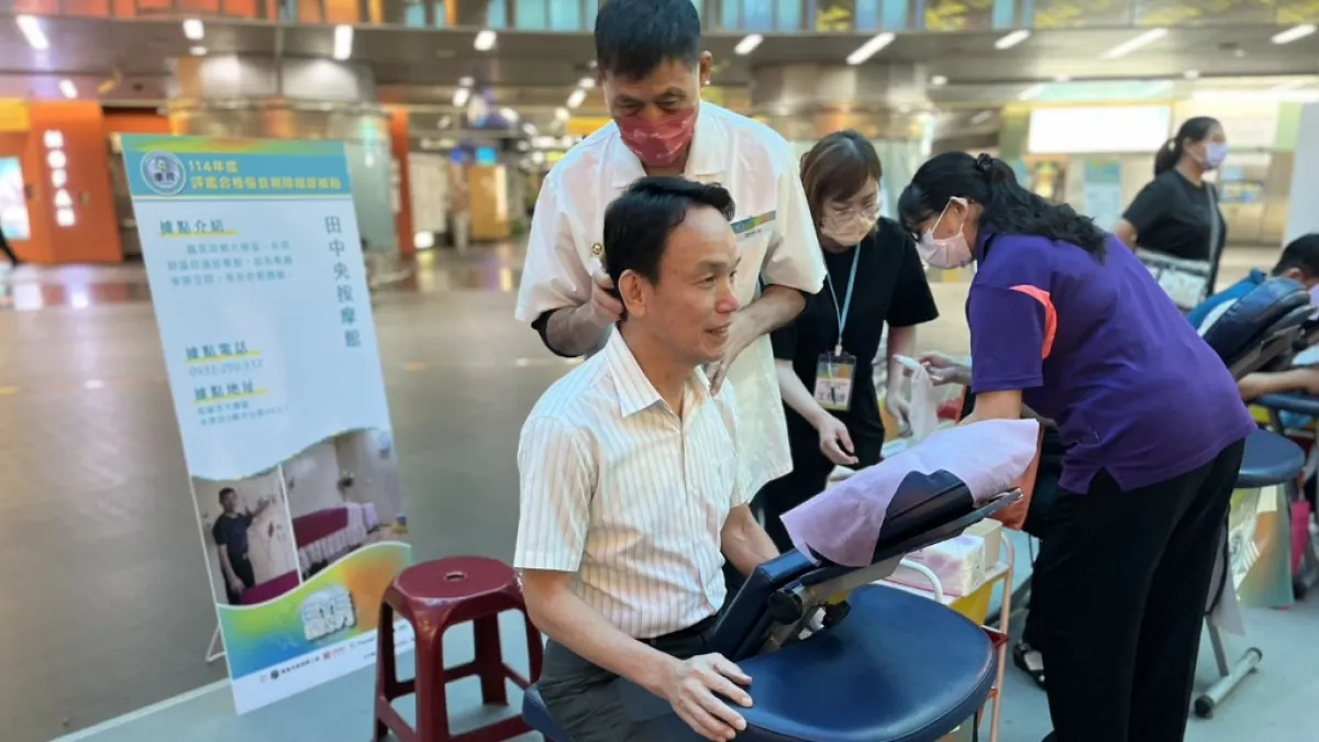 皮忠謀副局長公開表揚核發優良標章,並體驗視障者星級專業的高品質服務。(圖/高市勞工局提供)