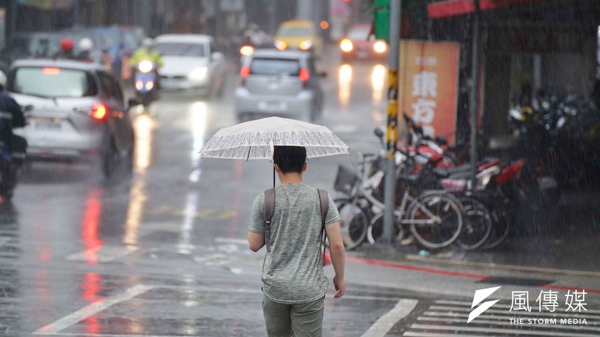 氣象專家吳德榮表示,周三這波鋒面為梅雨季首波移動性鋒面,鋒面結構雖不強,但帶來不穩定大氣、仍有機會為全台各地帶來降雨。(資料照,盧逸峰攝) 氣象專家吳德榮表示,周三這波鋒面為梅雨季首波移動性鋒面,鋒面結構雖不強,但帶來不穩定大氣、仍有機會為全台各地帶來降雨。(資料照,盧逸峰攝)
