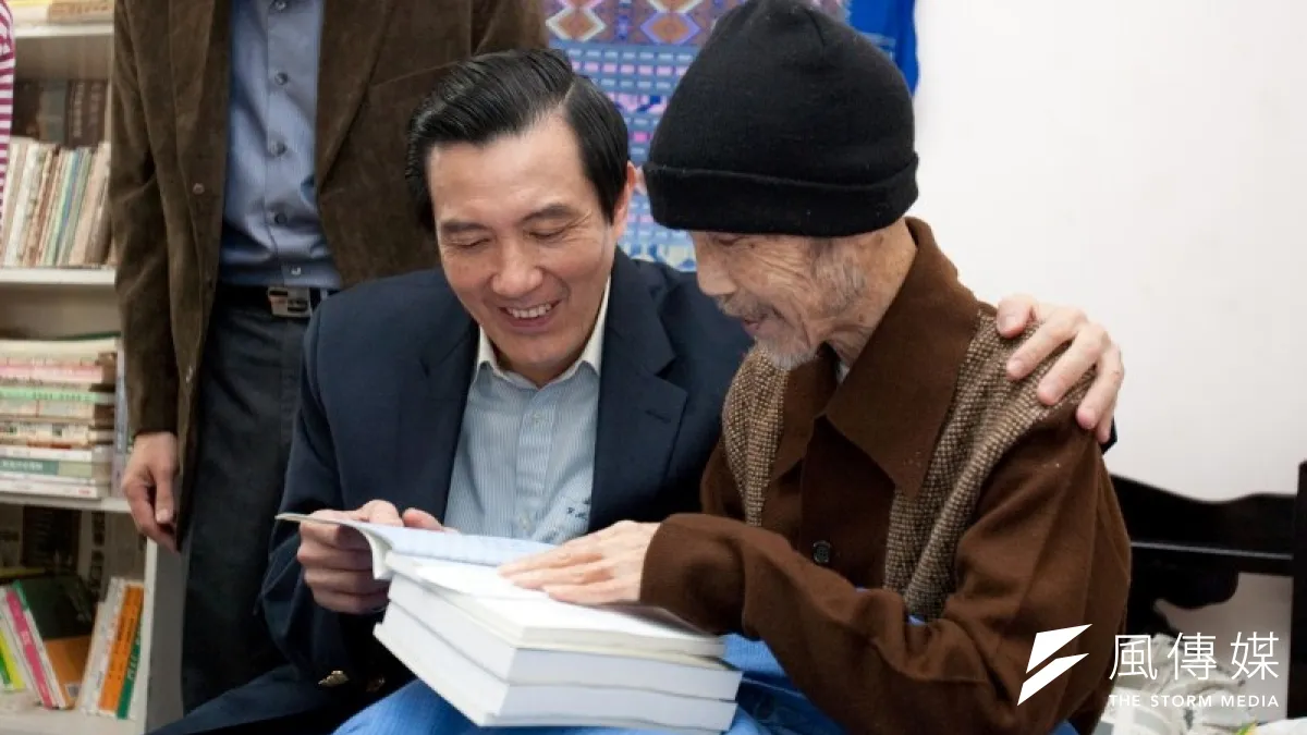 2010年2月27日,馬英九總統探訪周夢蝶。(總統府)