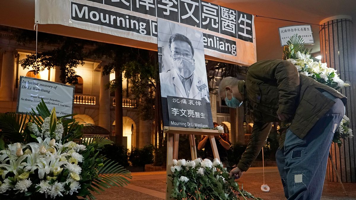 中國武漢肺炎疫情風暴,率先發出警訊、遭到官方懲誡、為救治病患不幸殉職的李文亮醫生(AP) 中國武漢肺炎疫情風暴,率先發出警訊、遭到官方懲誡、為救治病患不幸殉職的李文亮醫生(AP)
