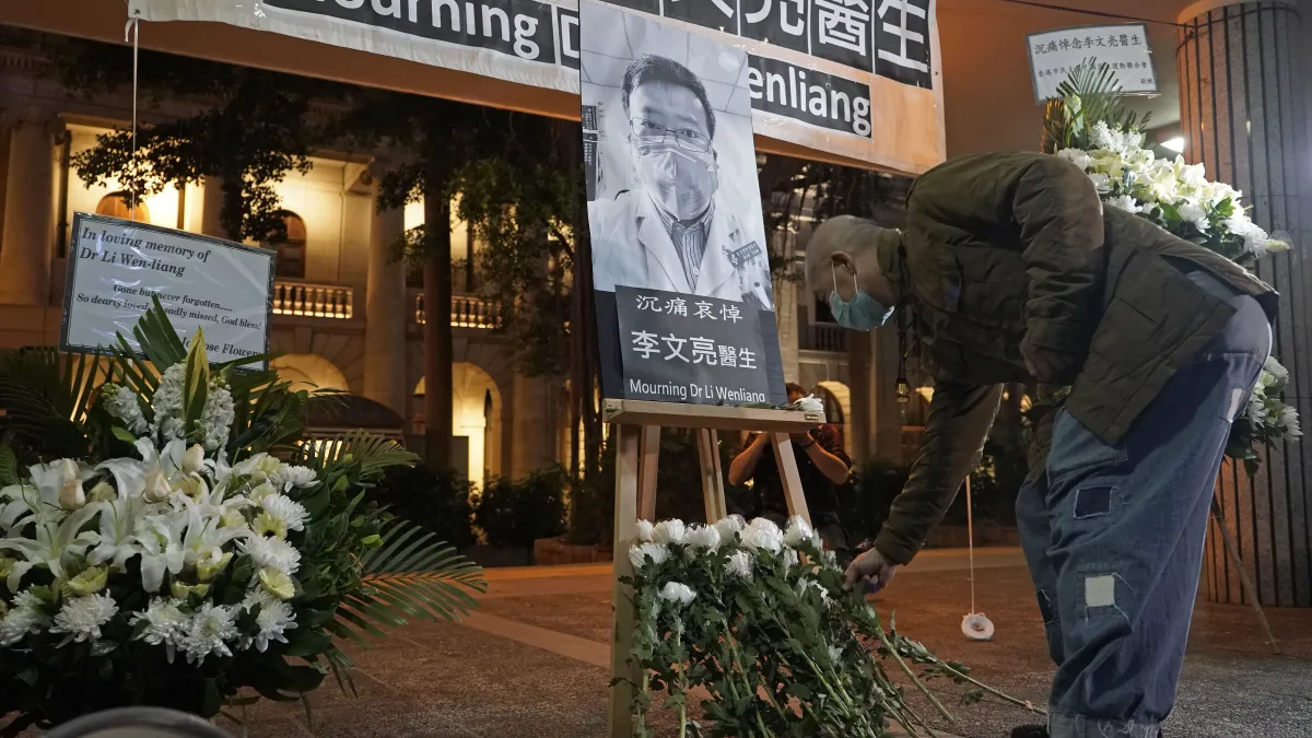 中國武漢肺炎疫情風暴,率先發出警訊、遭到官方懲誡、為救治病患不幸殉職的李文亮醫生(AP)