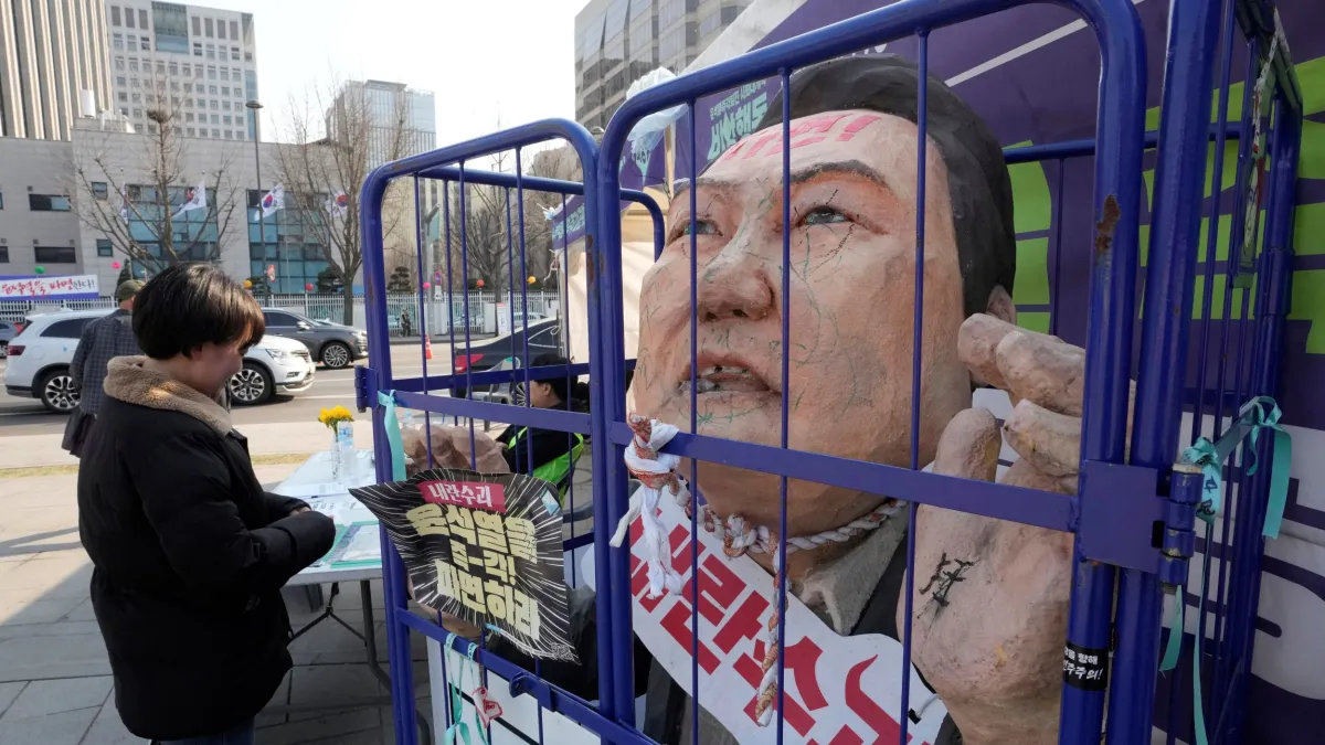 大批反對尹錫悅群眾上街,放置嘲諷玩偶要求法院讓他下台被捕。(美聯社)