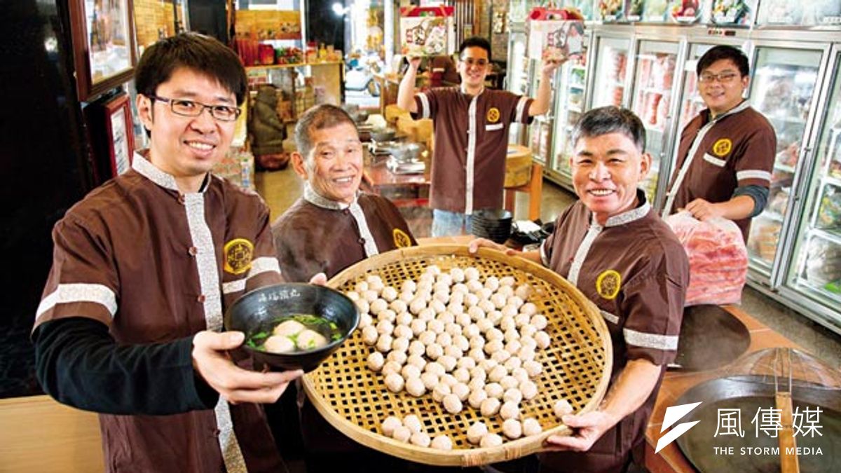 海瑞食品負責人:-一代黃海瑞(圖中)、二代黃文彬(圖右)、三代黃世凱(圖左)。 海瑞食品負責人:-一代黃海瑞(圖中)、二代黃文彬(圖右)、三代黃世凱(圖左)。