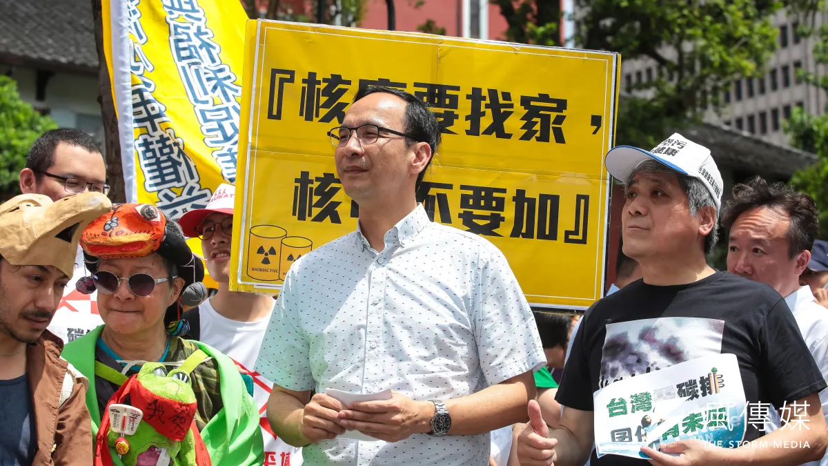 用心提政見的前新北市長朱立倫却不敵「非韓不投」的韓流。(顏麟宇攝)