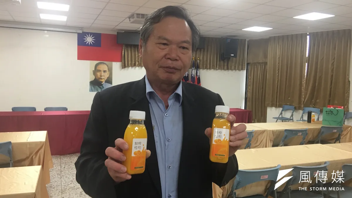 台中市農業局長蔡精強說明,軍事等級的超厚砲管再加上食品超高壓技術,作成天然無添加的椪柑果汁「砲管椪柑果汁」。(圖/王秀禾攝)
