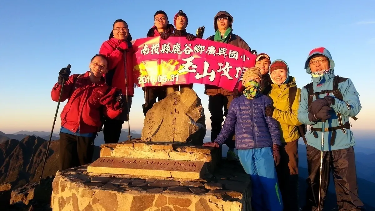 留下美麗的紀錄 廣興國小雙胞胎登玉山領畢業證書