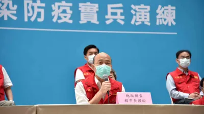 高雄市政府3日進行防疫實兵演練,有人質疑舉行防疫實兵演練是與「罷韓」有關。圖中為高雄市長韓國瑜。(高雄市政府提供)