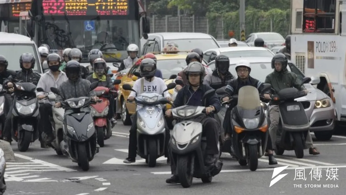 小綿羊族注意!交通部研擬機車考照需先上駕訓班,而騎乘50c.c.以下輕型機車也要路考。(吳逸驊攝)