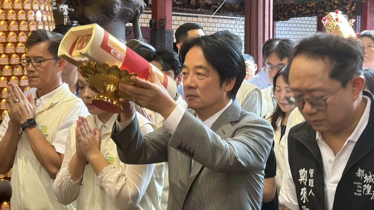 總統賴清德(右2)出席新竹都城隍廟「竹塹中元城隍祭-奉旨遶境賑孤」團拜起駕儀式。(中央社)