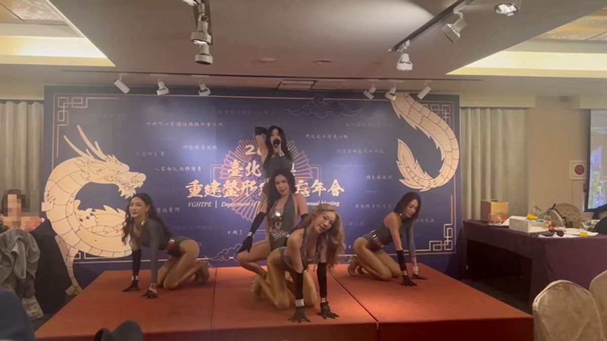 辣妹的性感舞姿引起台下觀眾尖叫。(圖/翻攝自FB/爆廢1公社) 辣妹的性感舞姿引起台下觀眾尖叫。(圖/翻攝自FB/爆廢1公社)