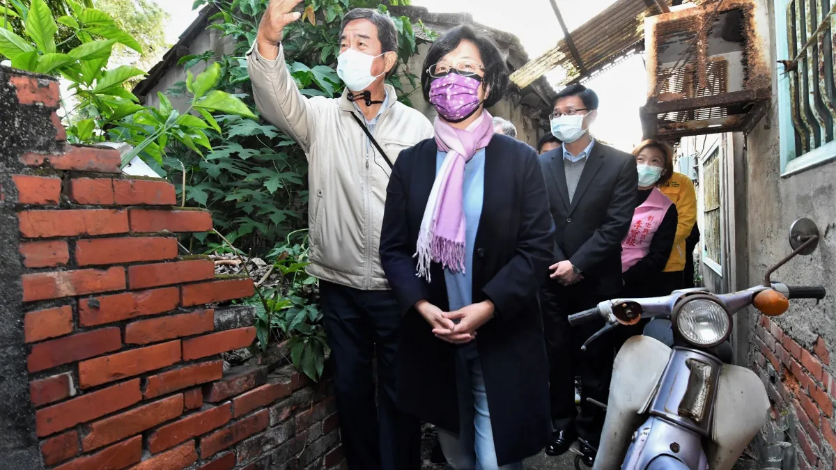 彰化縣政府推動「中興莊眷村文化園區」,王惠美縣長巡視彰化中興莊-由眷村代表高華國導覽解說。(圖/彰化縣政府)