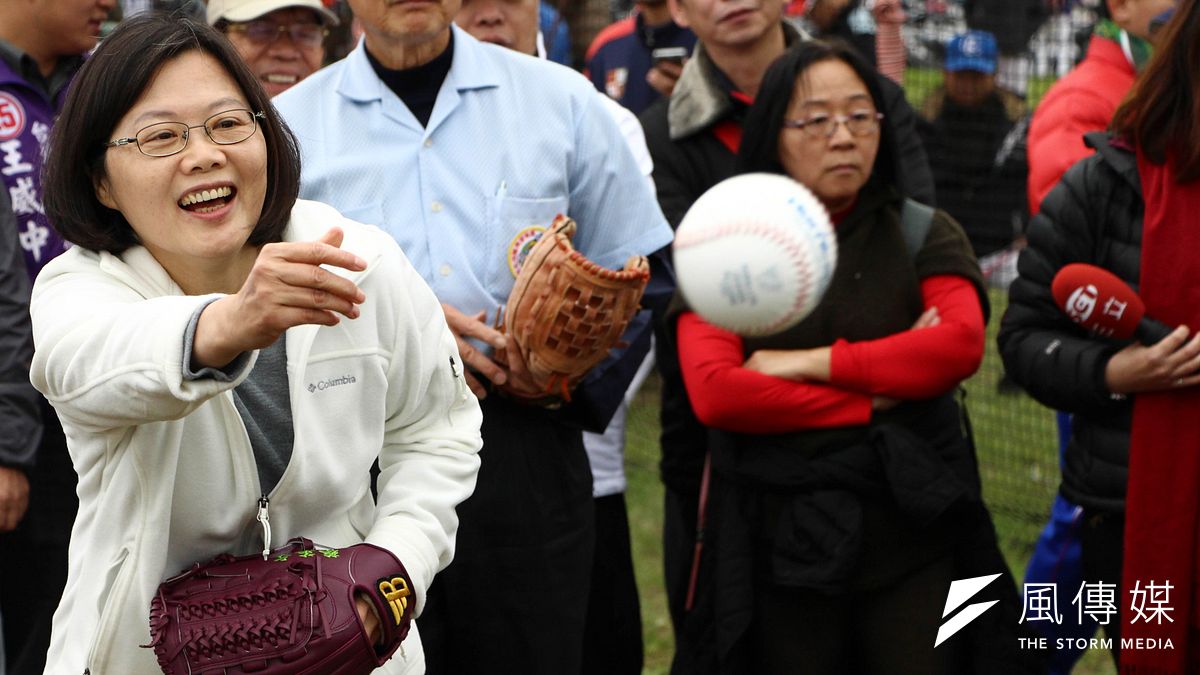 總統蔡英文11日將為職棒LAMIGO對統一獅之戰開球。圖為蔡英文2014年為慢速壘球盃開球。(資料照,葉信菉攝) 總統蔡英文11日將為職棒LAMIGO對統一獅之戰開球。圖為蔡英文2014年為慢速壘球盃開球。(資料照,葉信菉攝)