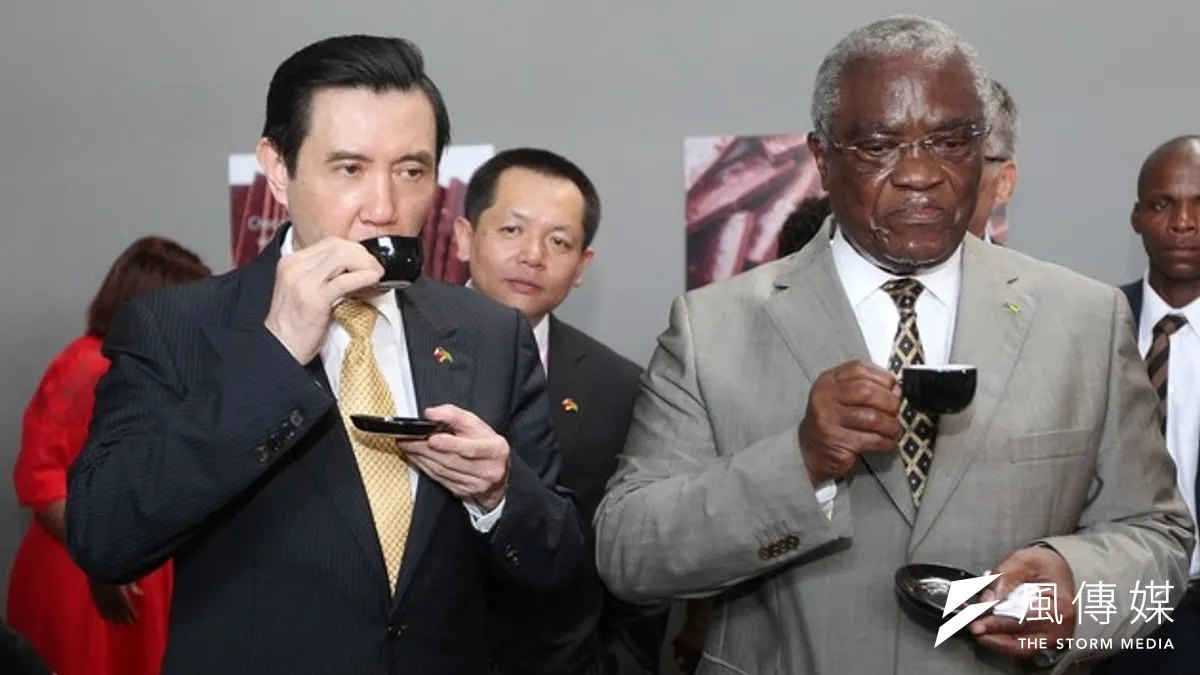 馬英九總統2014年初訪問聖多美時,與賓多品嚐當地生產的咖啡。(資料照,總統府網站)