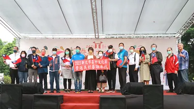 「2021新北市眷村文化節」暨「眷村女力特展」開幕活動,今(23)日在空軍三重一村登場,文化局長龔雅雯與市議員王威元及其它貴賓合影。(圖/李梅瑛攝)