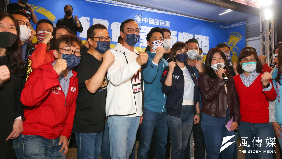 國民黨主席朱立倫(中)、國民黨立委蔣萬安、台北市議員羅智強等人30日出席凱道夜宿49天首日活動。(顏麟宇攝)