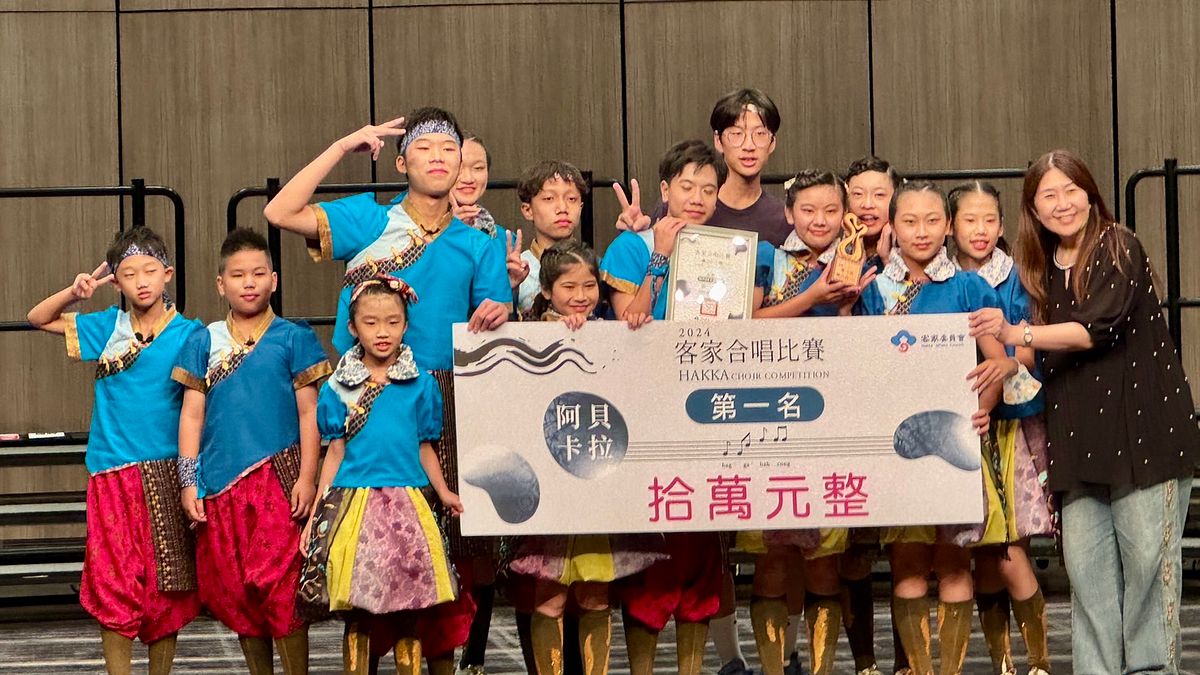 「阿緱囝仔人聲樂團」參加客家合唱比賽阿卡貝拉類學生組再次奪冠。(圖/屏東縣政府文化處提供) 「阿緱囝仔人聲樂團」參加客家合唱比賽阿卡貝拉類學生組再次奪冠。(圖/屏東縣政府文化處提供)