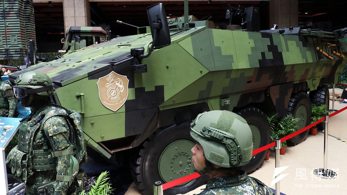 由於M41A3或M41D都已進入服役尾聲,在軍方打造輪型戰車中,構型上將以雲豹二代M2甲車(見圖)為底,上方搭載外購的105公厘戰車砲塔,成為國軍全新戰車車型。(資料照,蘇仲泓攝) 由於M41A3或M41D都已進入服役尾聲,在軍方打造輪型戰車中,構型上將以雲豹二代M2甲車(見圖)為底,上方搭載外購的105公厘戰車砲塔,成為國軍全新戰車車型。(資料照,蘇仲泓攝)