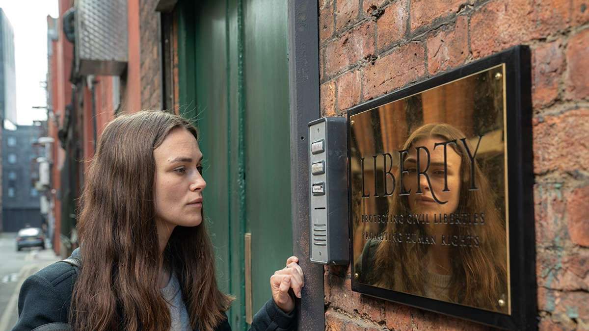 綺拉奈特莉在電影《瞞天機密》中飾演出身台灣的英國女孩,憑藉勇氣與良心揭發國家違法機密(圖/IMDb) 綺拉奈特莉在電影《瞞天機密》中飾演出身台灣的英國女孩,憑藉勇氣與良心揭發國家違法機密(圖/IMDb)