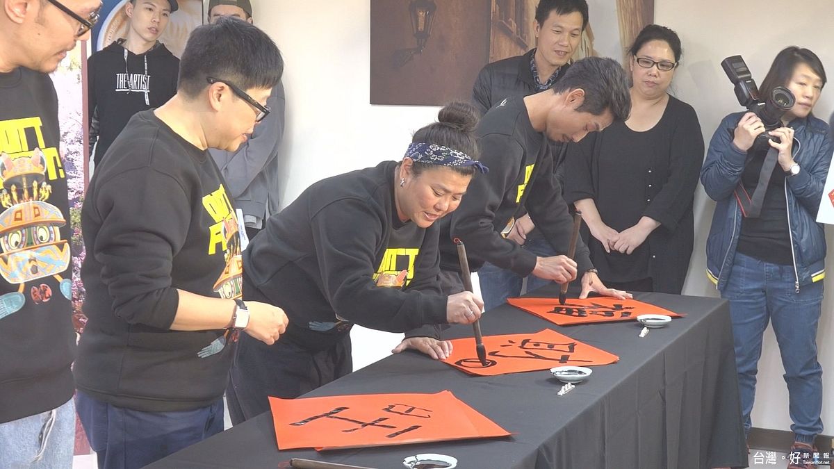 超商、公益團體、演員攜手 「健忘村」陪長者圍爐 超商、公益團體、演員攜手 「健忘村」陪長者圍爐