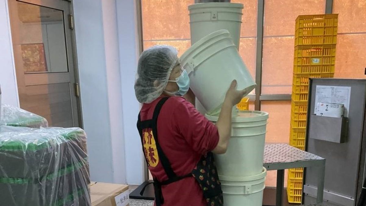 素美到公司工作時,搬運過程常需彎腰或高舉過肩,導致姿勢不良,造成身體負擔較大。(圖/朴子就業中心提供) 素美到公司工作時,搬運過程常需彎腰或高舉過肩,導致姿勢不良,造成身體負擔較大。(圖/朴子就業中心提供)