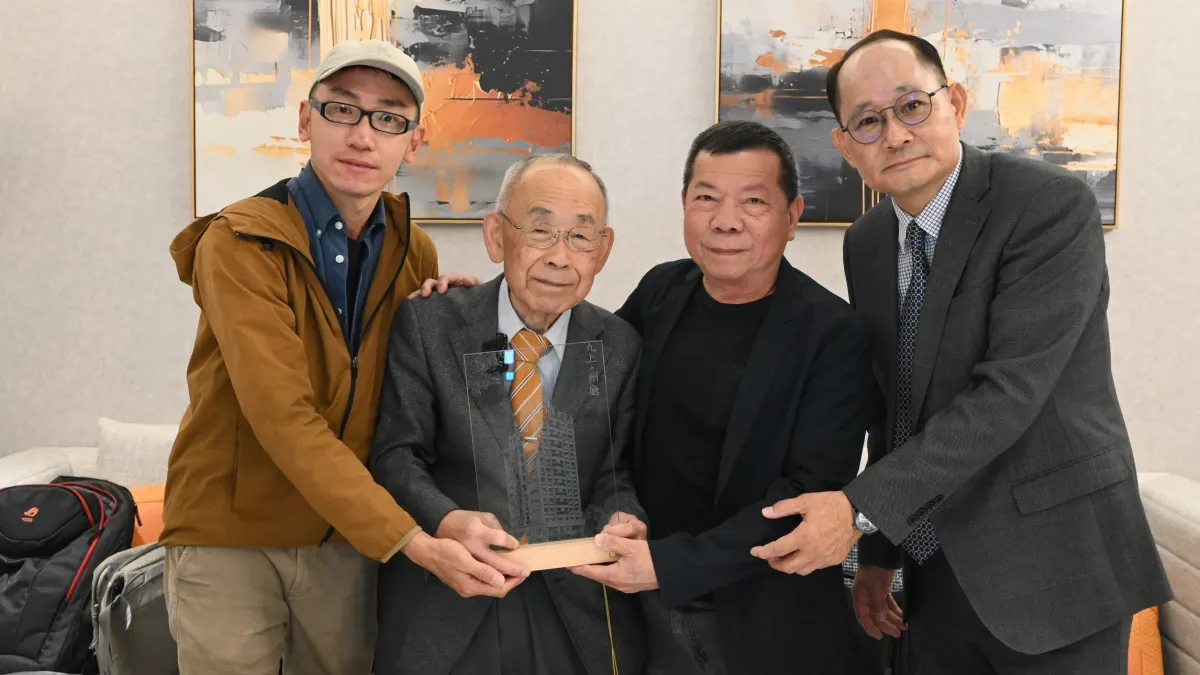 九上.州廳的銷售張宜興總經理(右一)贈送九上.州廳的模型給石津宏先生(左二),象徵著建築精神的傳承與共鳴,為這段情誼留下最美的見證。(圖/業者提供)