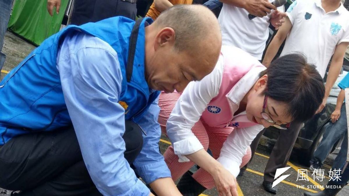 連日豪雨造成高雄市馬路坑坑洞洞,韓國瑜認為高雄不僅是馬路出問題,更重要的是市政府的管理發條出現問題。(圖/徐炳文攝) 連日豪雨造成高雄市馬路坑坑洞洞,韓國瑜認為高雄不僅是馬路出問題,更重要的是市政府的管理發條出現問題。(圖/徐炳文攝)