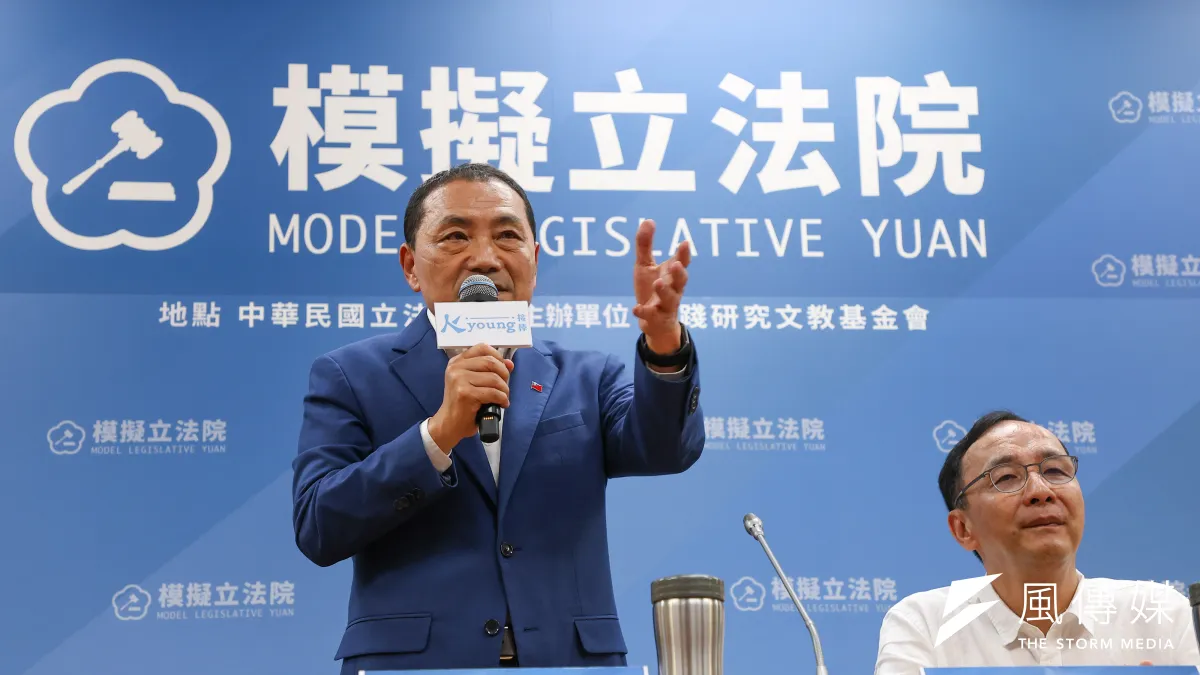國民黨總統參選人侯友宜(左)、國民黨主席朱立倫(右)15日出席2023模擬立法院活動。(資料照,顏麟宇攝)