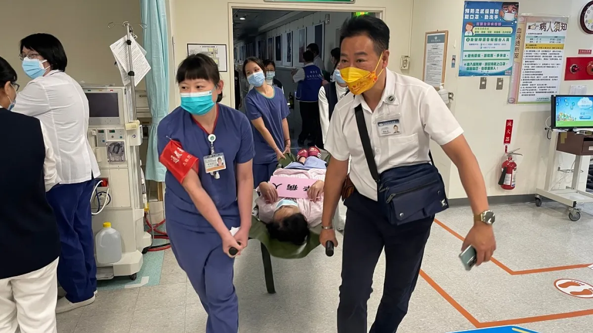 嘉義縣衛生局督導轄區醫院辦理夜間災害演習。(圖/嘉義縣政府衛生局提供)
