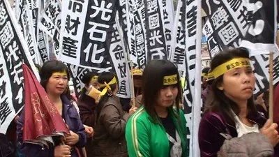 作者指出,其實開發本身不是目的,解決問題才是重點,但環評時只會提出開發者已經決定要做的選擇。圖為國光石化抗議民眾。(資料照,朱淑娟提供)
