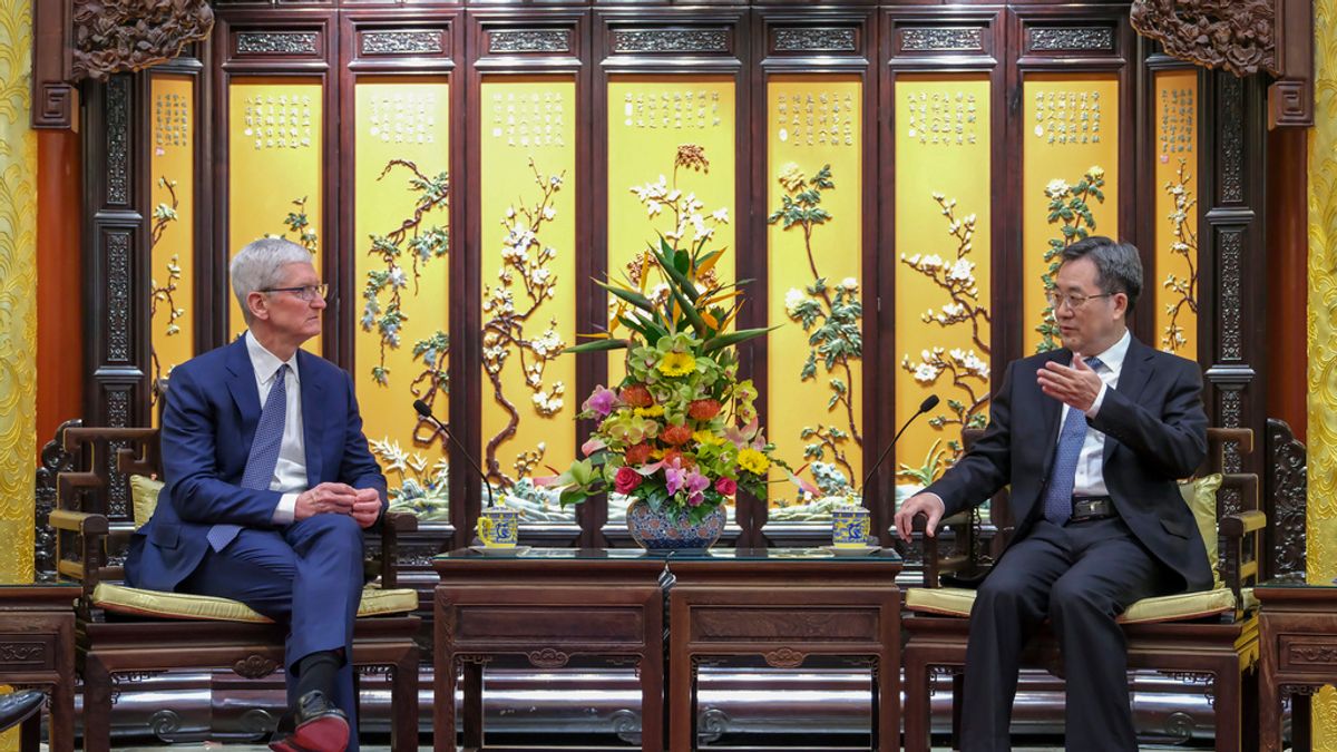 2023年10月19日,蘋果公司首席執行長庫克(左)在北京會見中國國務院副總理丁薛祥。庫克在參加第三屆「一帶一路」CEO 會議後在北京10月18日舉行的論壇。(美聯社) 2023年10月19日,蘋果公司首席執行長庫克(左)在北京會見中國國務院副總理丁薛祥。庫克在參加第三屆「一帶一路」CEO 會議後在北京10月18日舉行的論壇。(美聯社)